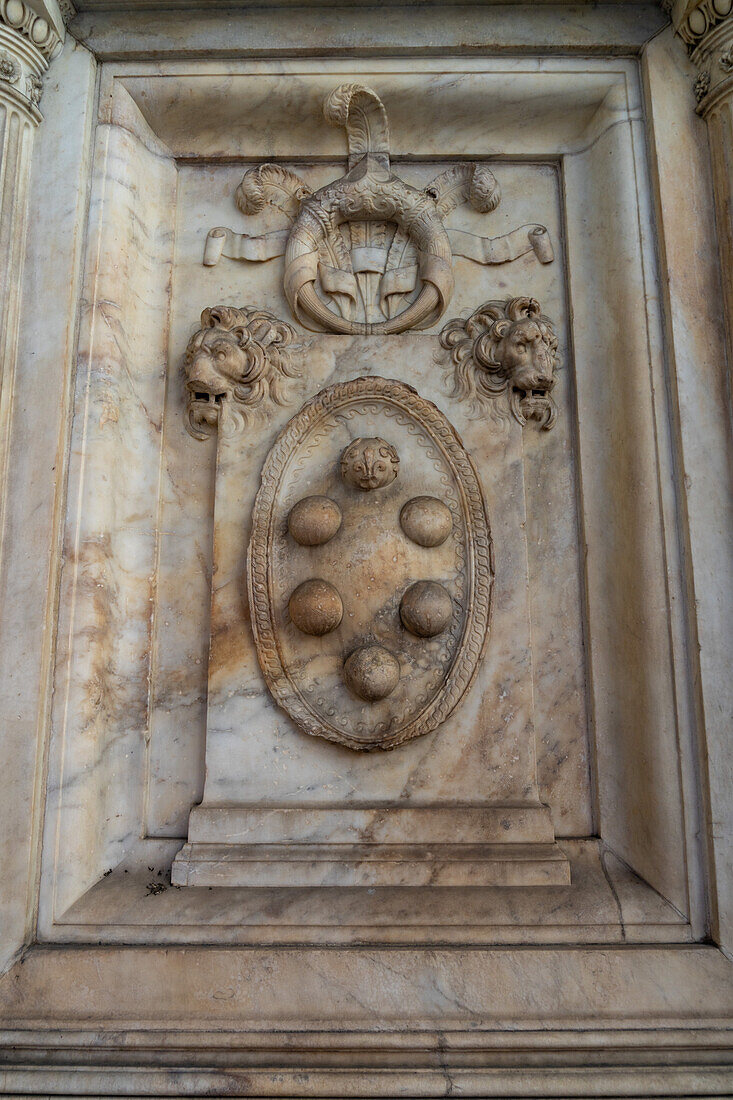 Das Wappen der Medicii auf dem Denkmal von Giovanni delle Bande Nere auf der Piazza San Lorenzo in Florenz, Italien. Giovanni war der Vater von Cosimo I. de' Medici.