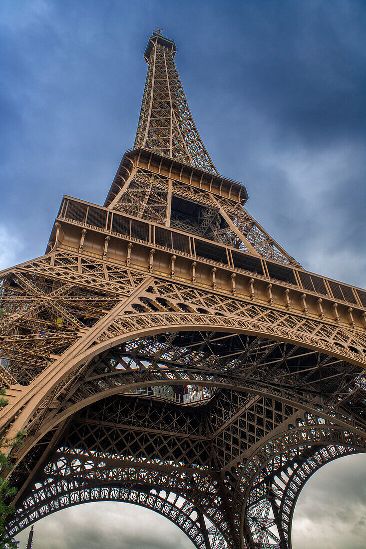 Nahaufnahme des komplizierten schmiedeeisernen Gitterwerks des Eiffelturms, der Eiffelturm ist das meistbesuchte bezahlte Bauwerk der Welt, Paris, Frankreich