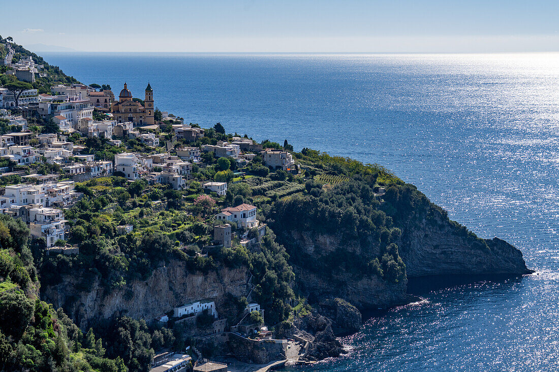 Der Ferienort Vettica Maggiore an der Amalfiküste, Praiano, Italien, mit der Kirche San Gennaro.