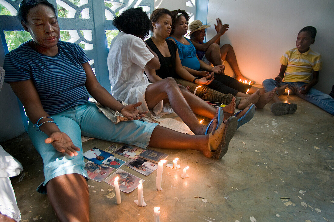 Im Inneren der Kirche Unserer Lieben Frau vom Berge Karmel. Haiti Voodoo-Festival in Saut d'Eau, in Saut d'Eau, Ville Bonheur, Haiti. Tausende von Vodou- und katholischen Anhängern versammelten sich unter dem Wasserfall von Saut d'Eau in Haiti. Die Wallfahrt, die sowohl von Voodou-Anhängern als auch von Katholiken unternommen wird, hat ihren Ursprung in der Sichtung des Bildes der Jungfrau Maria auf einem Palmblatt in der Nähe des Wasserfalls vor einem halben Jahrhundert. Der Katholizismus und die Voodou-Praktiken sind in ihrer haitianischen Form für immer miteinander verwoben. Das Erscheinen 