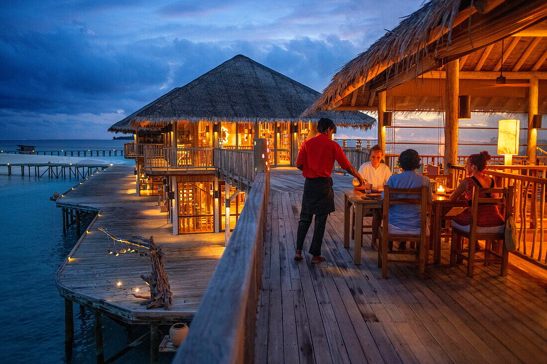 Überwasser-Restaurant des Luxusresorts Six Senses Laamu Maldives Villas, Laamu Atoll Region Malediven