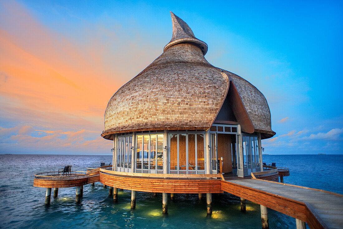 Restaurant des Outrigger Maldives Maafushivaru Luxusresort, Süd-Ari-Atoll Region Malediven, Küchenchefin Preeti Bomzon