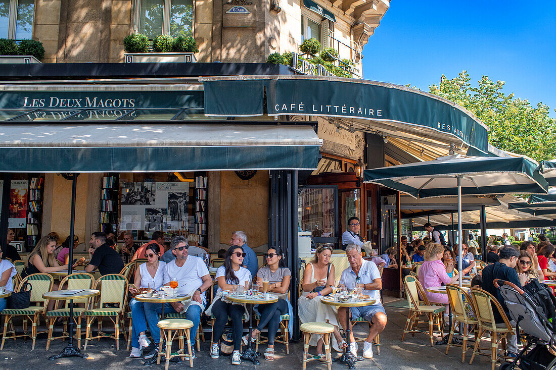 Das berühmte Café-Restaurant Les deux magots in Saint-Germain-des-Prés, Paris, Frankreich