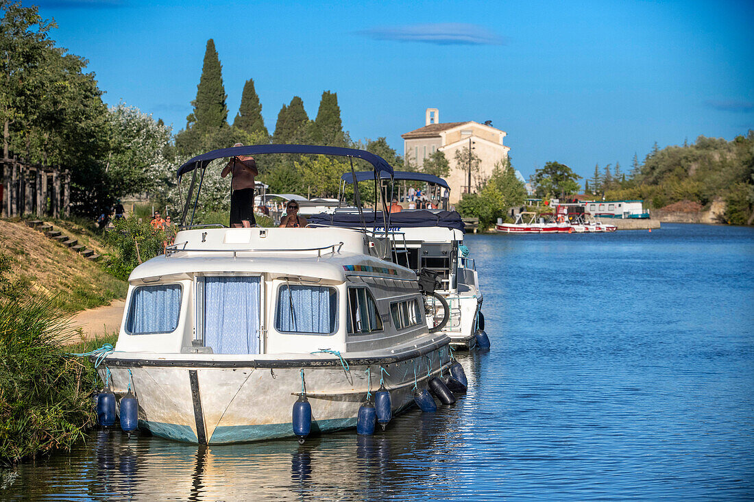 Canal du Midi at Fonseranes, Beziers Aude South of France southern waterway waterways holidaymakers queue for a boat trip on the river, France, Europe