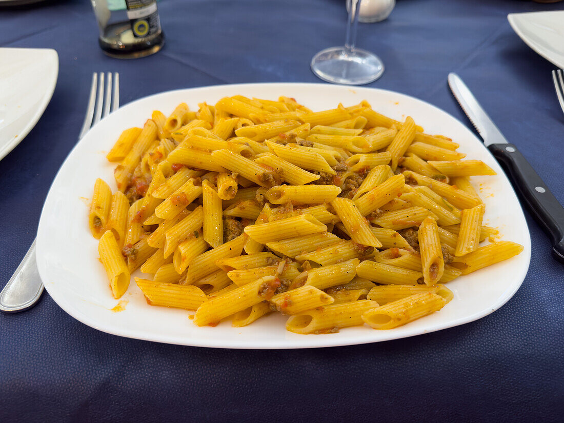 Glutenfreie Penne mit einer Marinara-Fleischsauce in einem Restaurant in Florenz, Italien.