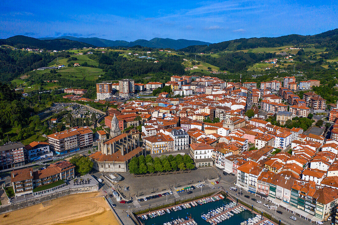 Altstadt von Lekeitio und Kirche Santa Maria de la Asuncion in der Provinz Biskaya Baskenland, Nordspanien Euskadi Euskalerria