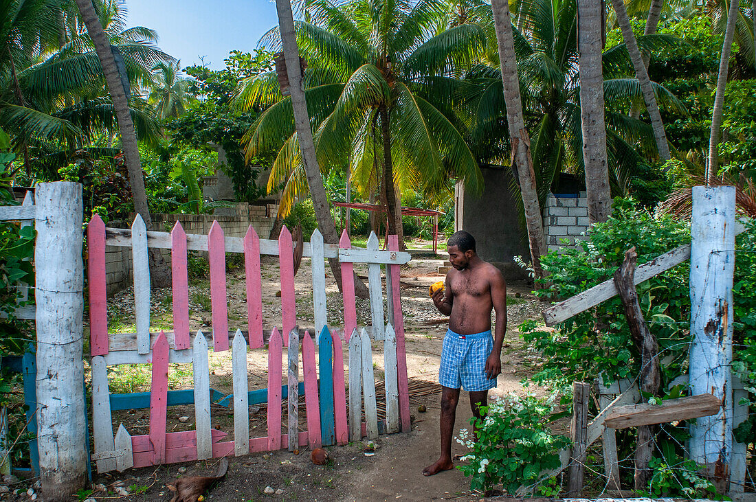 Einheimische in einem Haus neben dem Strand Plage de Ti Mouillage in Cayes-de-Jacmel, Cayes de Jacmel, Jacmel, Haiti.