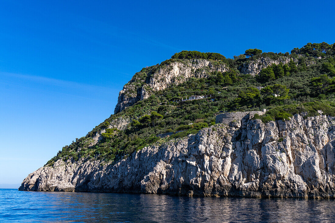 Das Kastell Orrico auf einer Landzunge an der Westküste der Insel Capri, Italien. Türme und Festungen wurden ab dem 9. Jahrhundert gebaut, um die Insel vor Überfällen sarazenischer Piraten zu schützen.