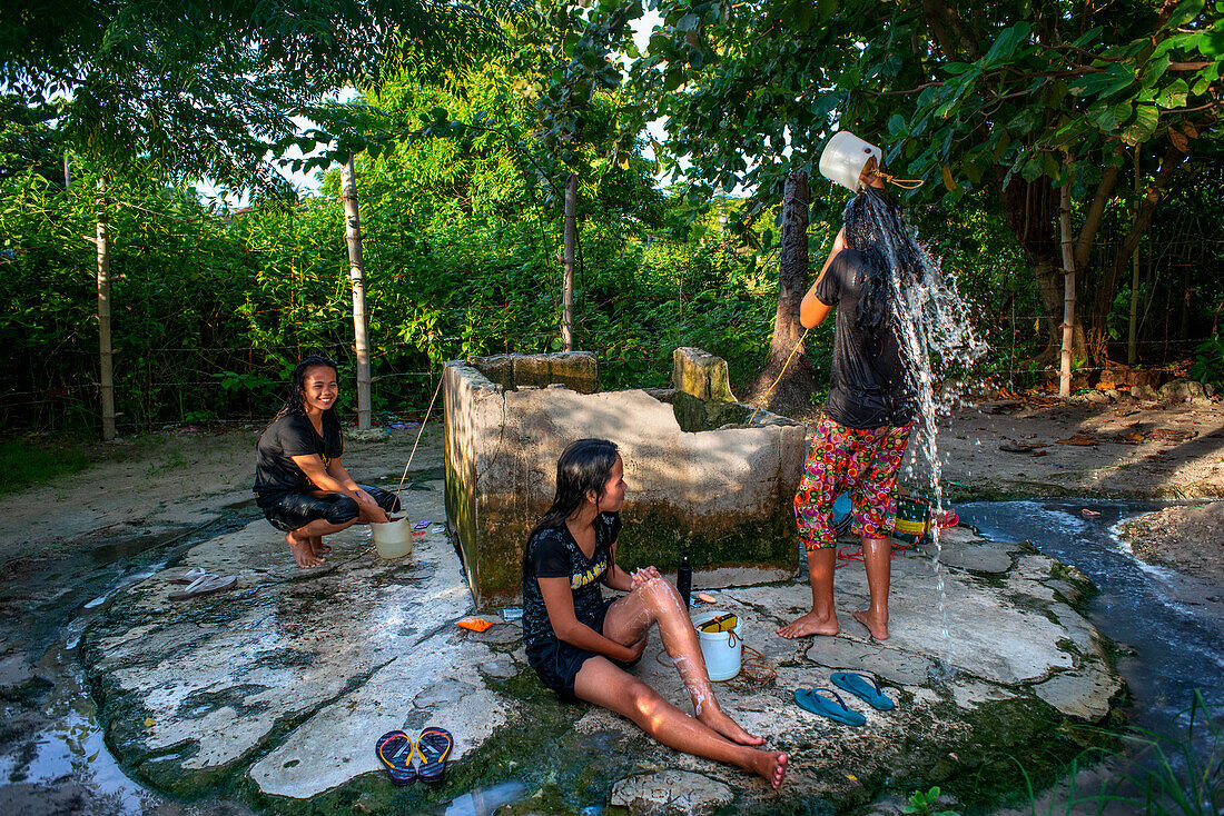 Einheimische Frauen nehmen ein Bad auf der Insel Malapascua, Cebu, Philippinen