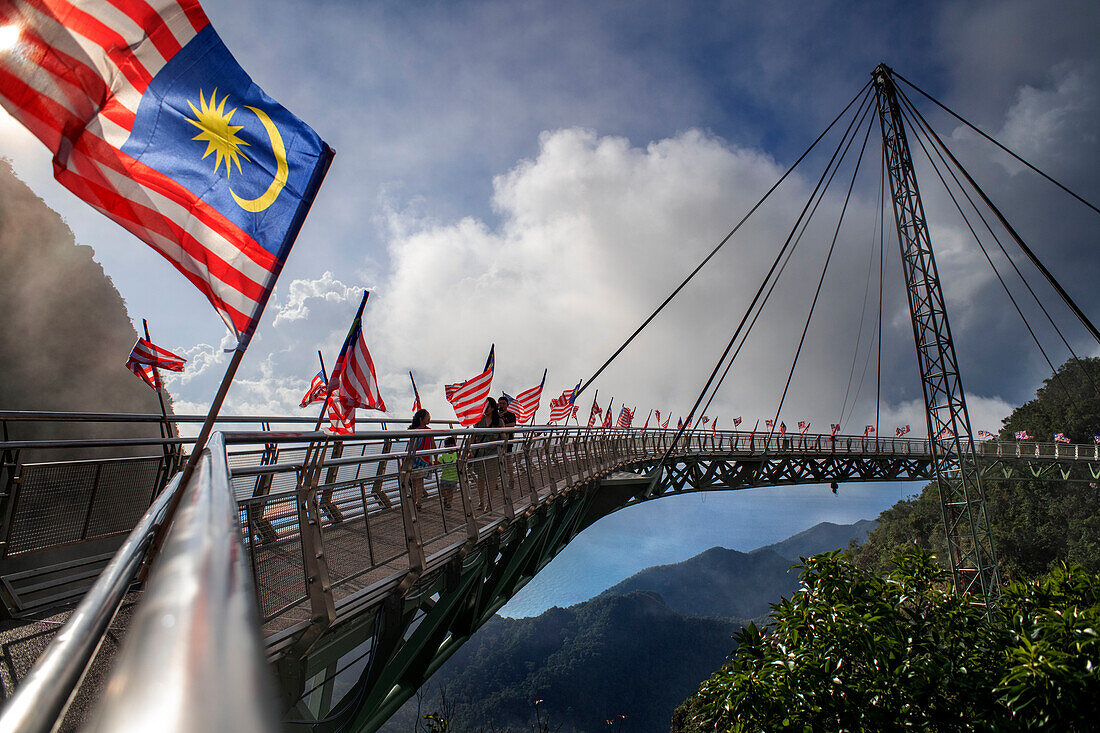 Die Langkawi Sky Bridge, die längste gebogene Brücke, auf dem Gipfel des Gunung Machinchang, Langkawi, Malaysia