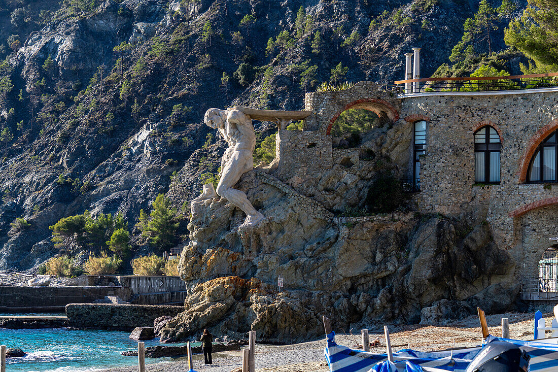 Il Gigante, der Riese der Villa Pastine, eine Statue an der Küste von Monterosso al Mare, Cinque Terre, Italien.