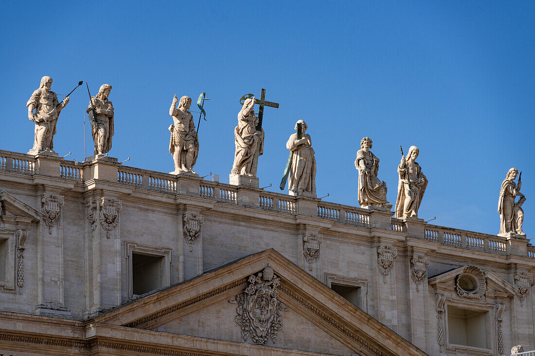 Statuen auf dem Dach der Fassade des Petersdoms in der Vatikanstadt in Rom, Italien.