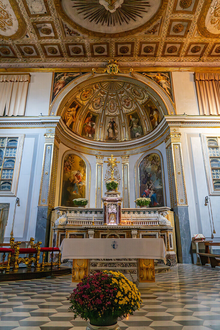 Hauptaltar und Altaraufsatz in der Apsis der Basilika von Sant'Antonino, Sorrent, Italien.