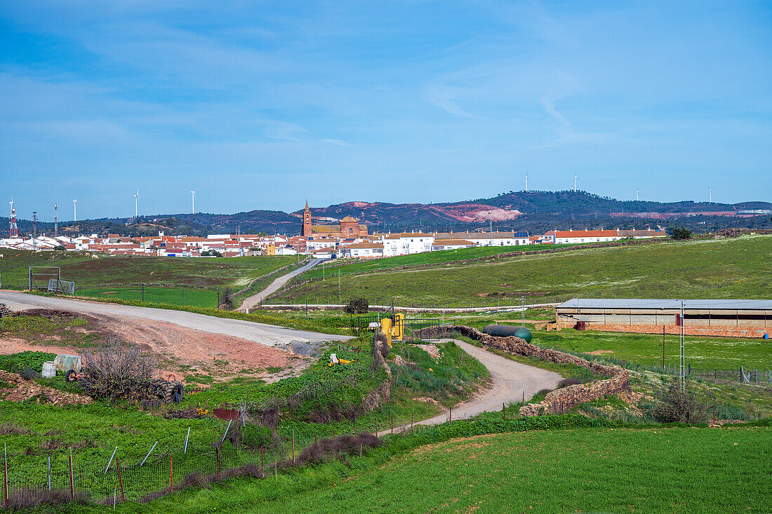 Schöne ländliche Landschaft in Andalusien mit dem Dorf Alosno und der umgebenden grünen Landschaft.