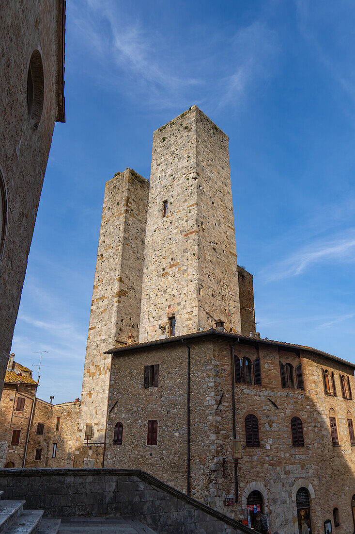 Die Salvucci-Zwillingstürme auf der Piazza della Erbe in der mittelalterlichen Stadt San Gimignano, Italien.