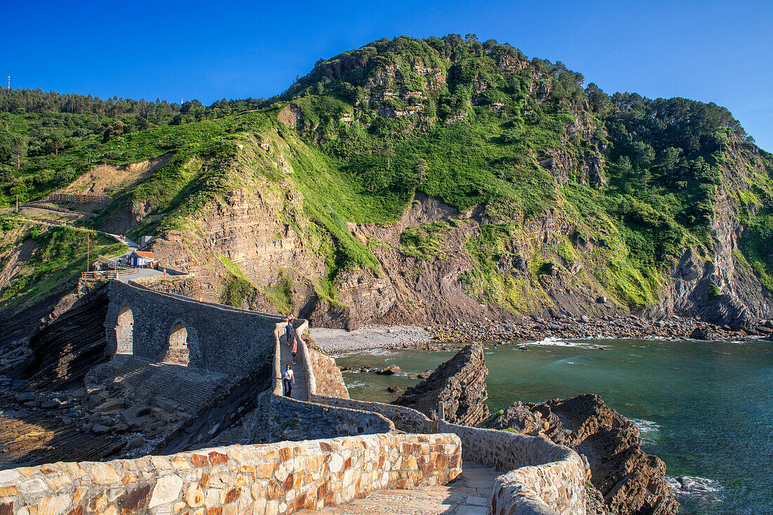 San Juan de Gaztelugatxe, Drachenstein in Game of Thrones, Brücke und Steintreppe, Bermeo, Baskenland, Euskadi, Euskaerria, Spanien.