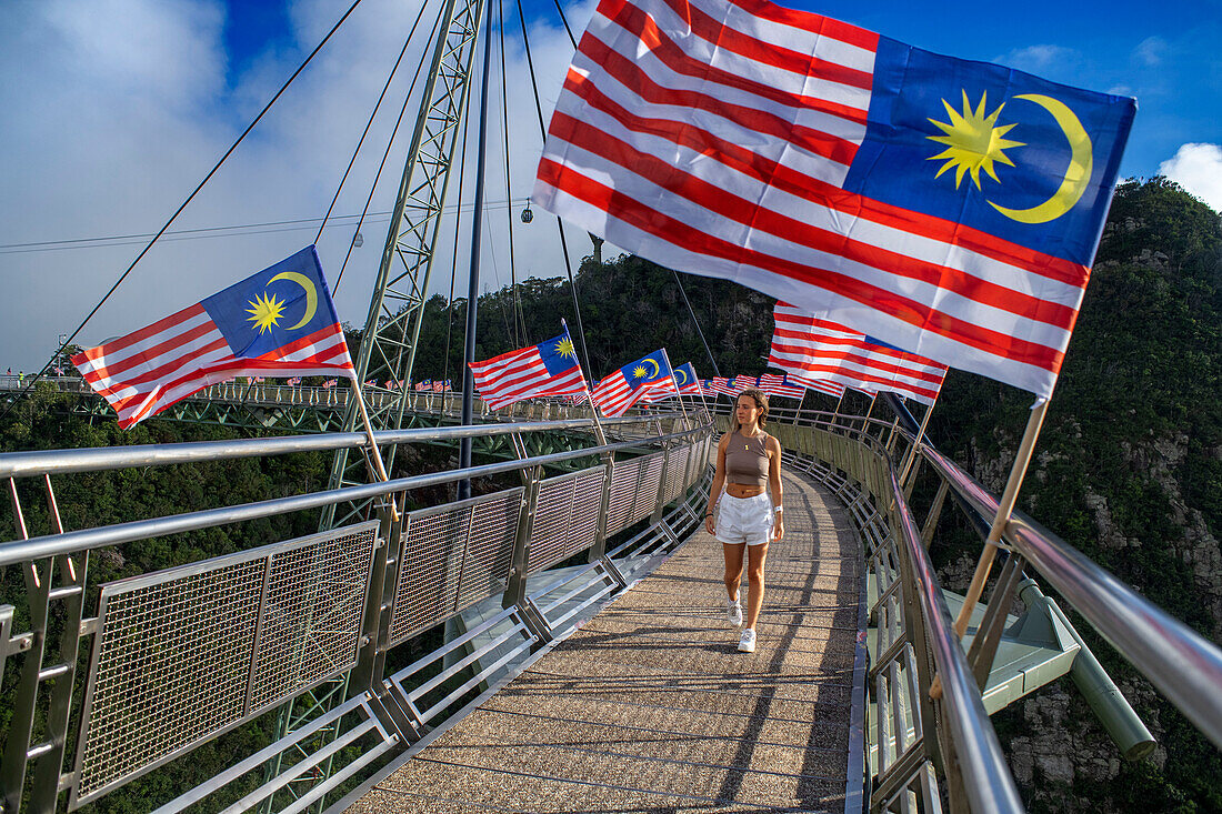 Die Langkawi Sky Bridge, die längste gebogene Brücke, auf dem Gipfel des Gunung Machinchang, Langkawi, Malaysia