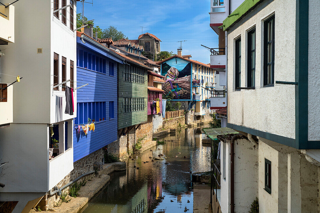 Das malerische Fischerdorf Ea im Baskenland, Euskadi, Vizcaya bay Bizkaia, Euskalerria, Spanien