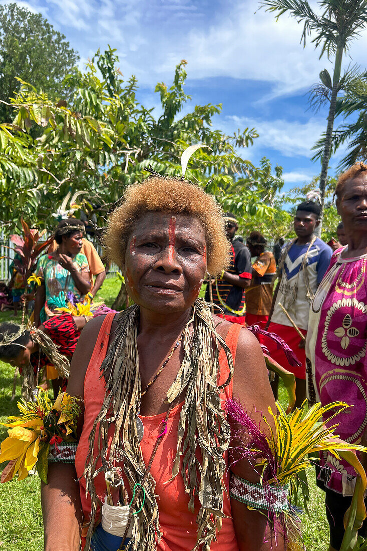 Zeremonie für die Ankunft des Gesundheitsministers von Papua-Neuguinea auf dem Flughafen Hoskins, New Britain