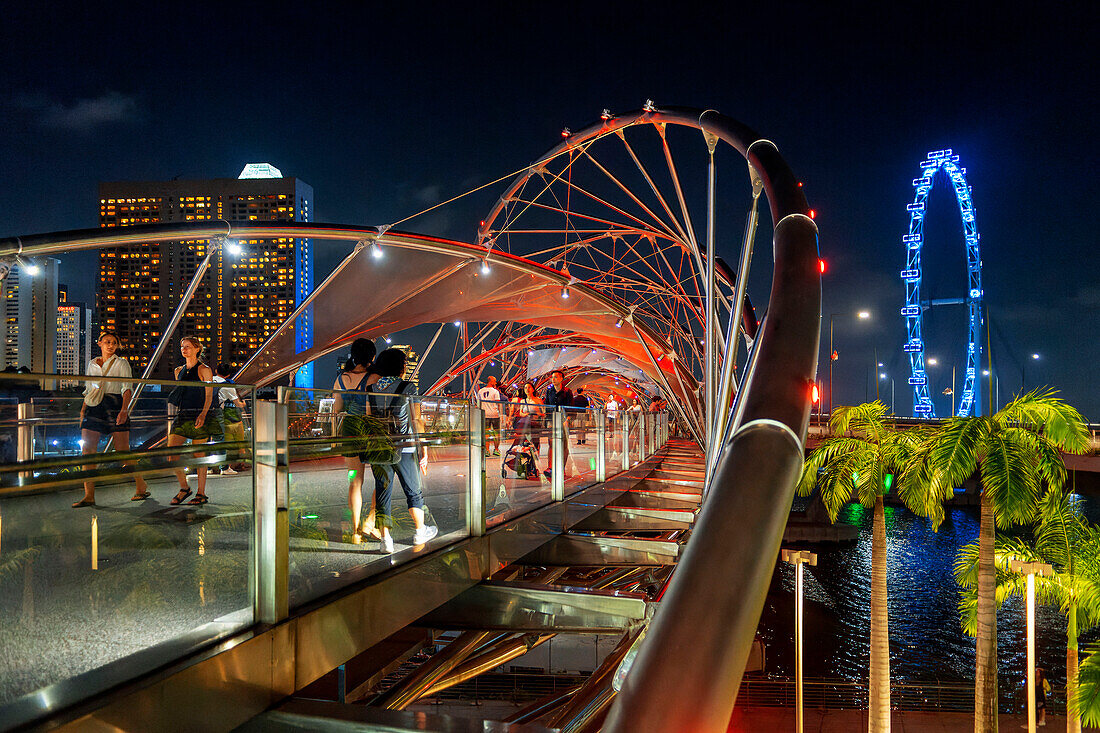 Die Helix-Brücke an der Marina Bay und der Singapore Flyer, Singapur, Südostasien, Asien