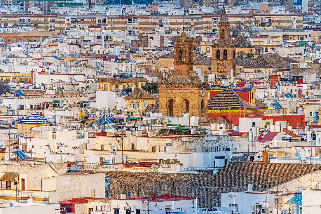 Die Türme San Lorenzo und Omniun Sanctorum inmitten der bezaubernden Architektur und den Dächern von Sevilla.