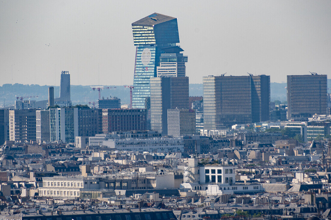 Die Skyline von Paris von einem Aussichtspunkt aus, Frankreich