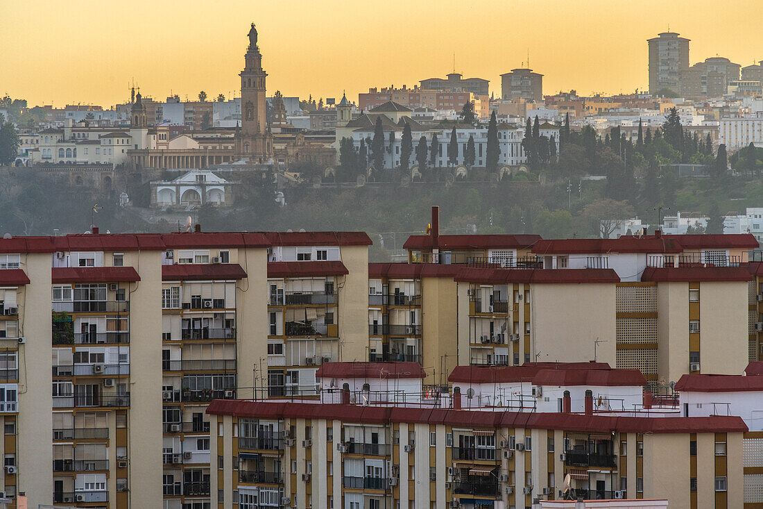 Skyline von Sevilla mit ikonischen Monumenten und kontrastierenden modernen Wohnhäusern.