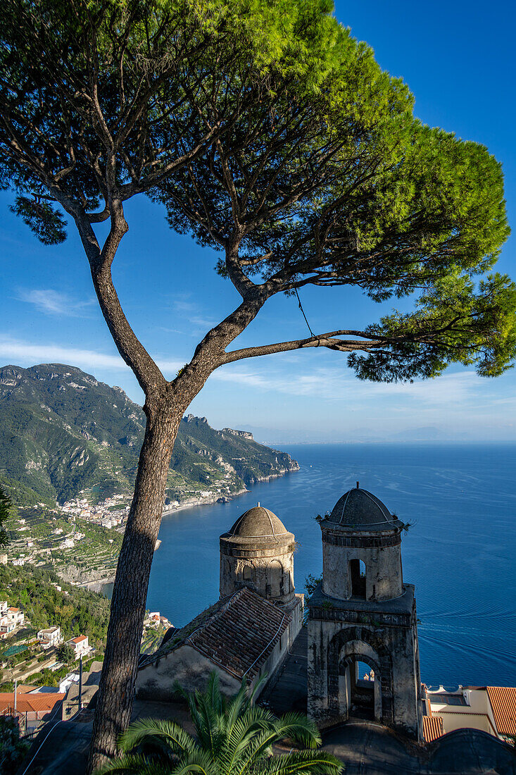 Die Kuppeln der Kirche Santa Maria delle Grazie in Ravello an der Amalfiküste in Italien.