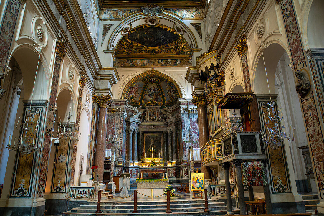 Die Kanzel, der Altar und die Apsis des Doms von Amalfi, der Kathedrale des Heiligen Andreas in Amalfi, Italien.