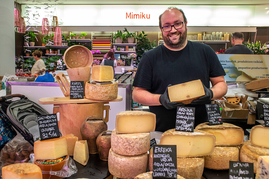 Käseladen auf dem San-Martin-Markt in Donosti San Sebastian, Nordspanien, Euskadi, Euskaerria, Spanien.