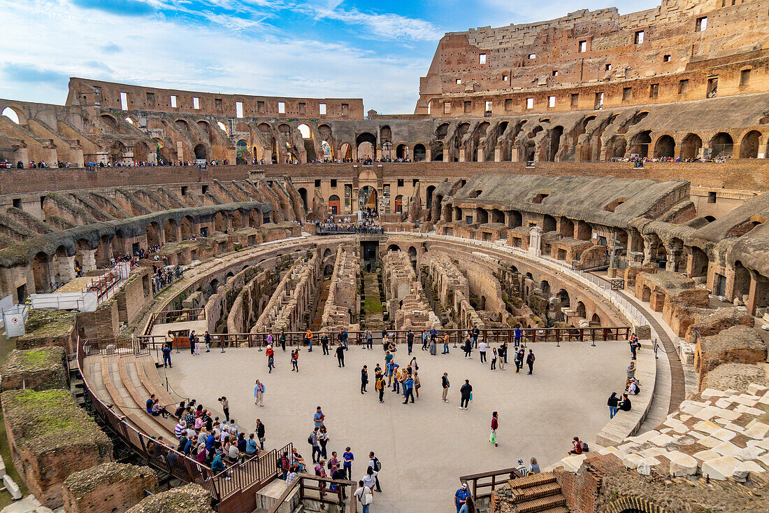 Das Innere des römischen Kolosseums oder flavischen Amphitheaters in Rom, Italien. Die Tunnel unter dem Boden der Arena wurden Hypogäum genannt.