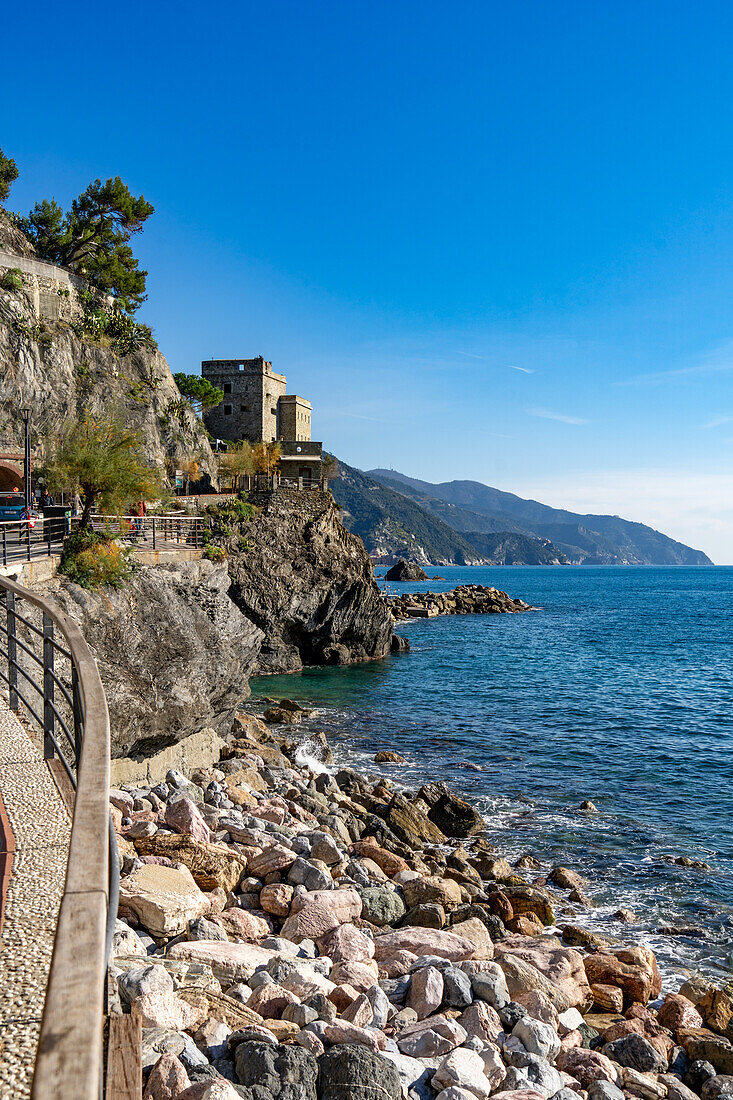 Der Aurora-Turm, ein mittelalterlicher Turm in Monterosso al Mare, Cinque Terre, Italien.