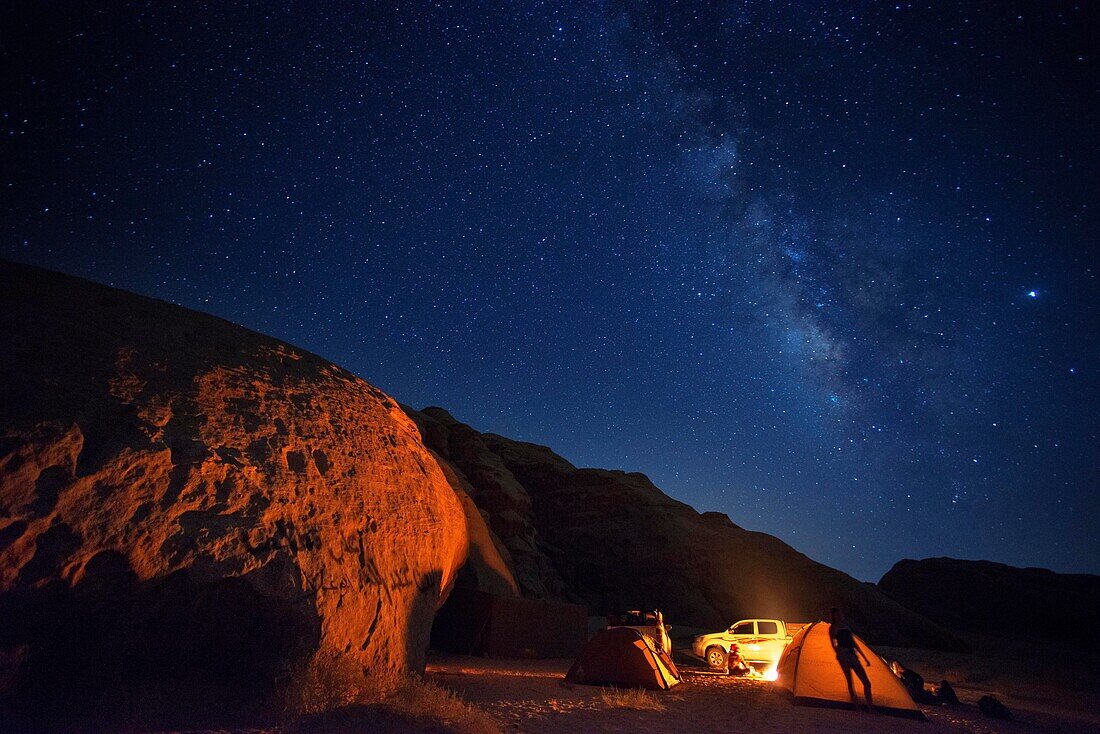 Nordlichter und traditionelle Beduinenzelte beim Campen in der Wüste, Wadi Rum, Jordanien.