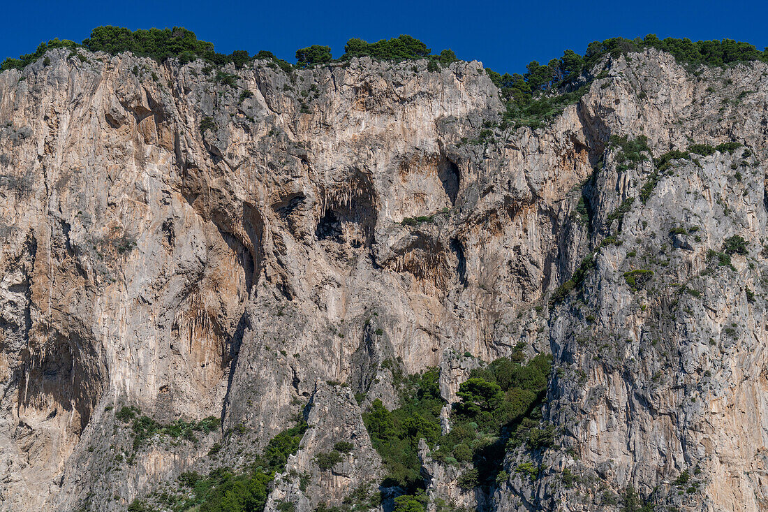 Stalaktiten in Grotten in den Kalksteinfelsen an der Küste der Insel Capri, Italien.