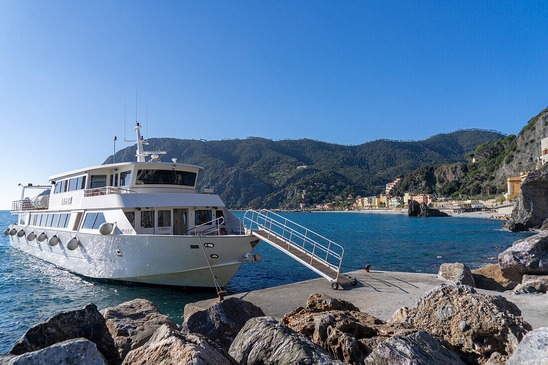 Eine Passagierfähre legt in Monterosso al Mare, Cinque Terre, Italien, an.