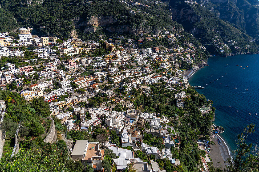 Der Badeort Positano liegt terrassenförmig an den steilen Hängen der Amalfiküste in Italien.