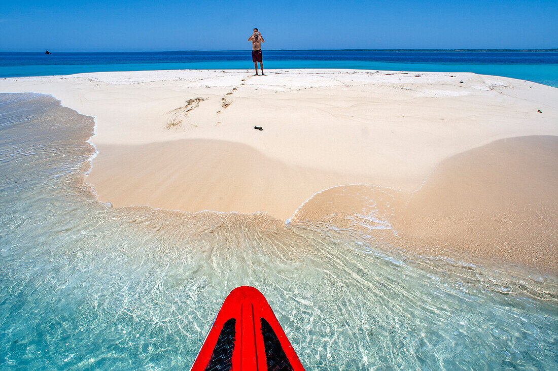 Touristen auf einer einsamen Insel mit unbewohntem weißem Sandstrand, Île-à-Vache, Provinz Sud, Haiti