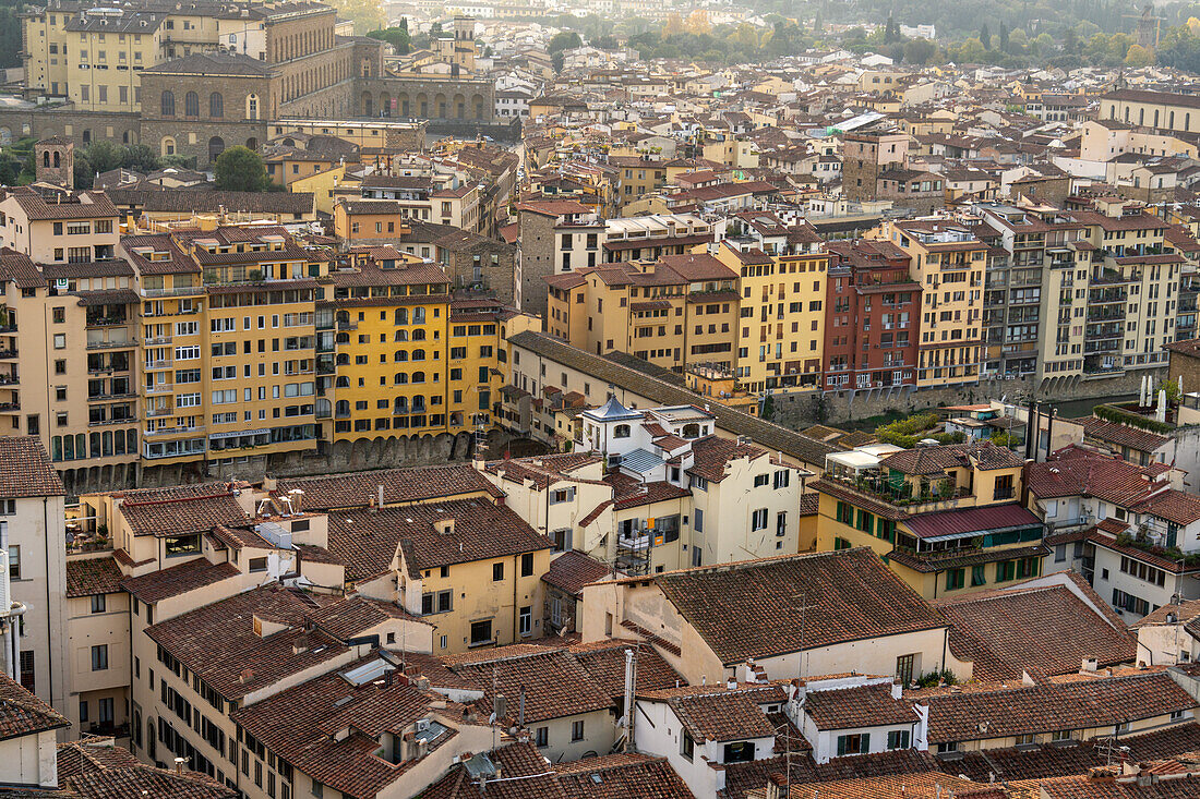 Blick auf die Brücke Ponte Vecchio über den Arno vom Turm des Palazzo Vecchio, Florenz, Italien.