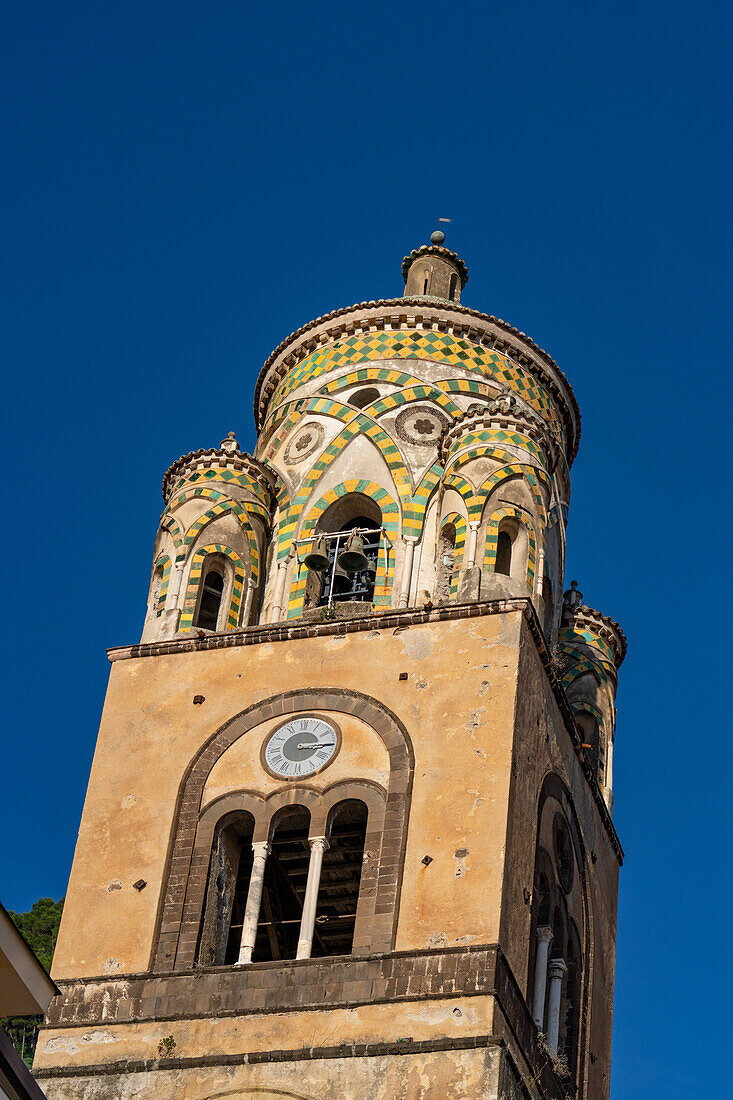 Der Glockenturm des Doms von Amalfi aus dem 12. Jahrhundert im arabisch-normannischen Stil in Amalfi, Italien.