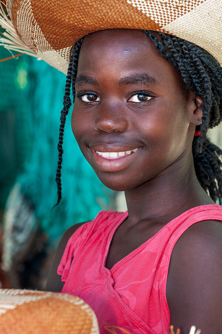 Porträt eines netten haitianischen Mädchens am Strand von Ti Mouillage in Cayes-de-Jacmel, Cayes de Jacmel, Jacmel, Haiti.