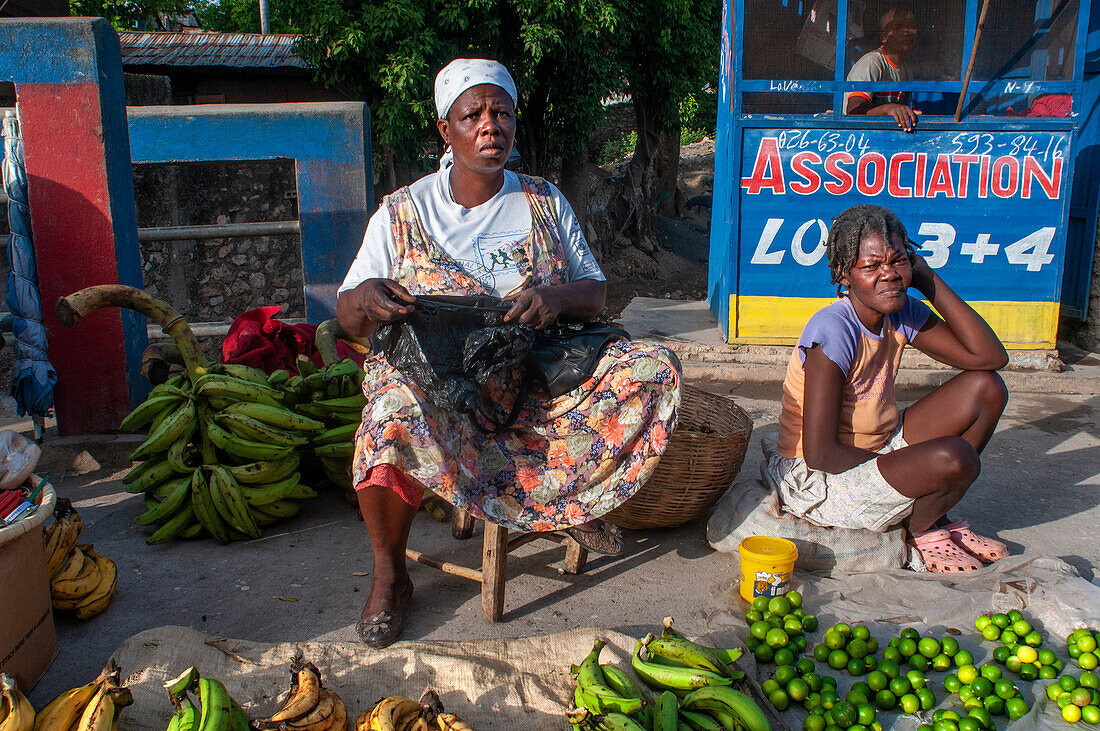 Lokaler Markt und Häuser in der historischen kolonialen Altstadt, Stadtzentrum von Jacmel, Haiti, Westindien, Karibik, Mittelamerika