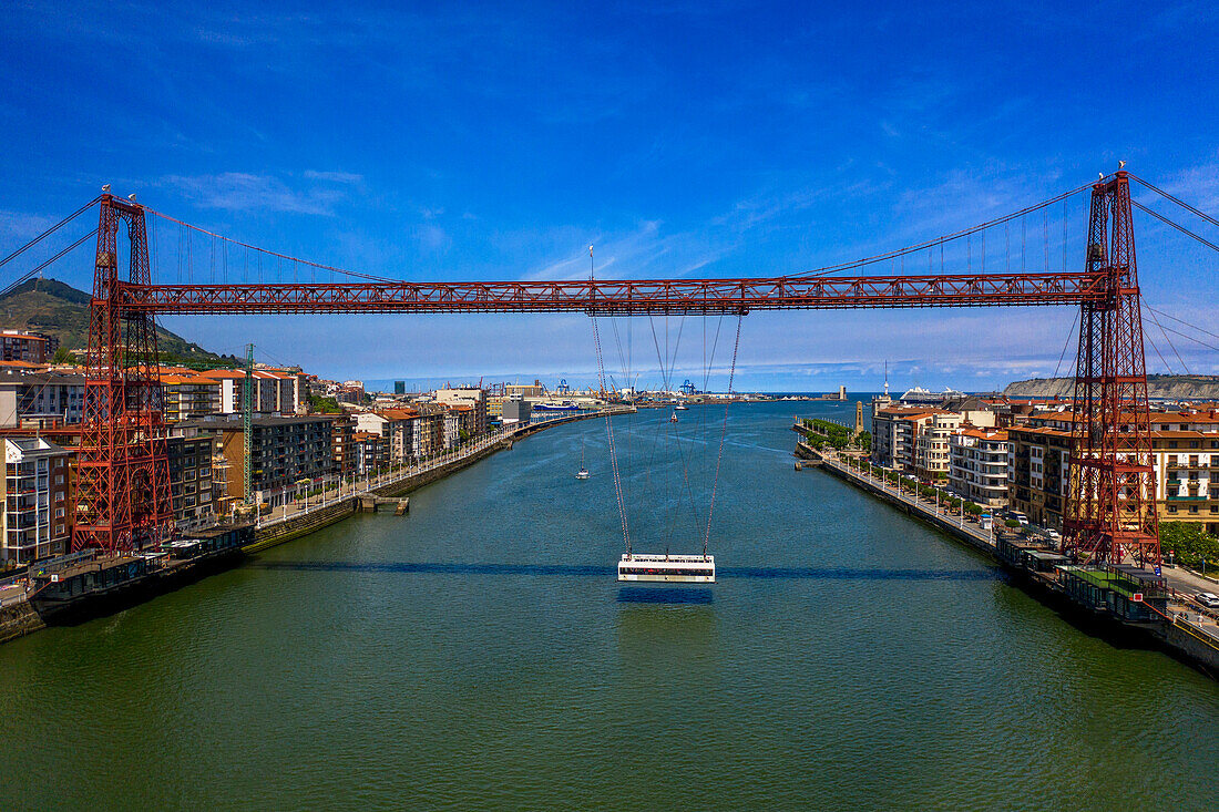 Luftaufnahme der Vizcaya-Brücke, einer Transportbrücke, die die Städte Portugalete und Getxo verbindet, Provinz Bilbao, Baskenland, Euskadi, Spanien.