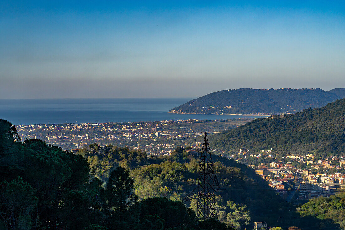 Ein Blick auf die Stadt Carrara, Italien, und das Ligurische Meer von den Hügeln über der Stadt.