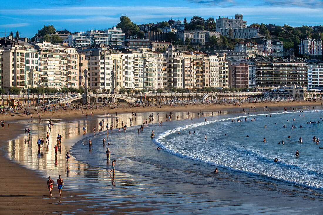 Blick auf den Strand Playa de La Concha in San Sebastian, Gipuzkoa, Donostia San Sebastian, Nordspanien, Euskadi, Euskaerria, Spanien.