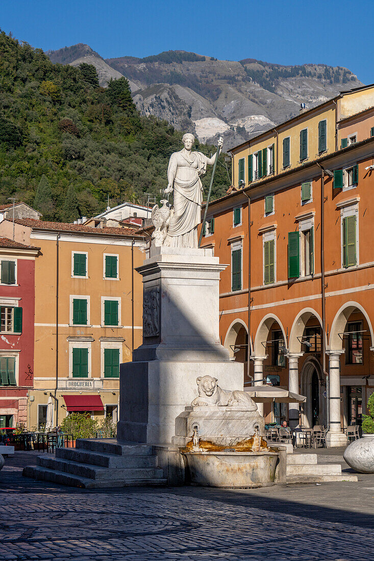 Denkmal für Maria Beatrice d'Este, von Pietro Fontana, 1824. Piazza Alberica, Carrara, Italien.