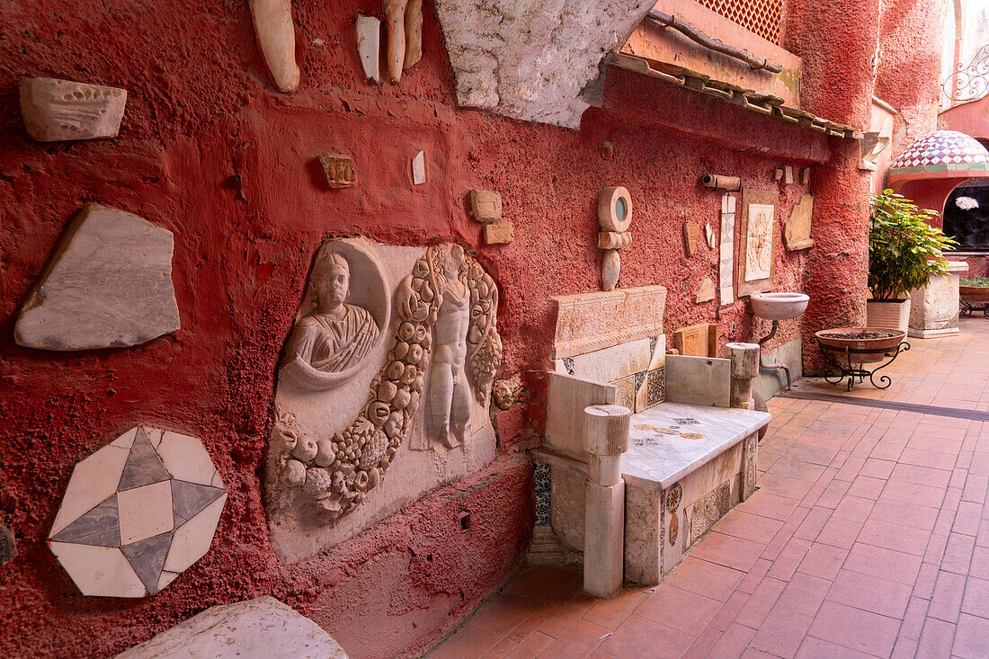 Römische Antiquitäten in der Casa Rossa, einem Museum in einer ehemaligen Residenz in Anacapri, Capri, Italien.