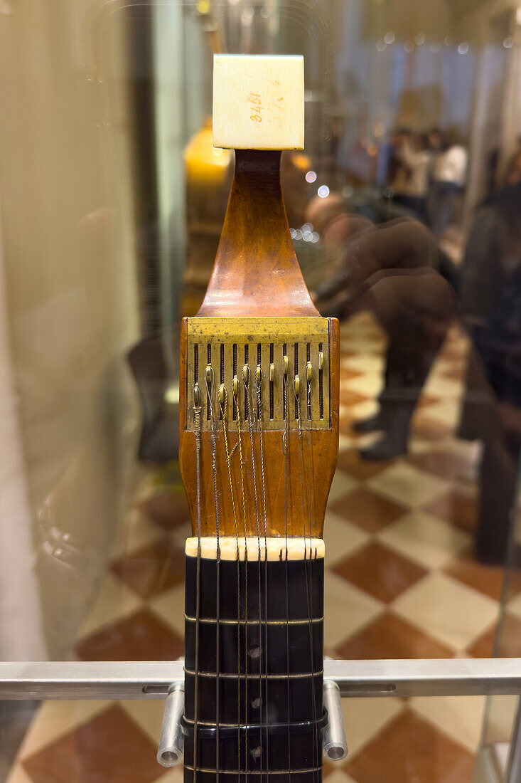 Detail des Stimmkopfes einer antiken englischen Gitarre mit Klappen in der Accademia-Galerie in Florenz, Italien. Ca. 1791-1793.