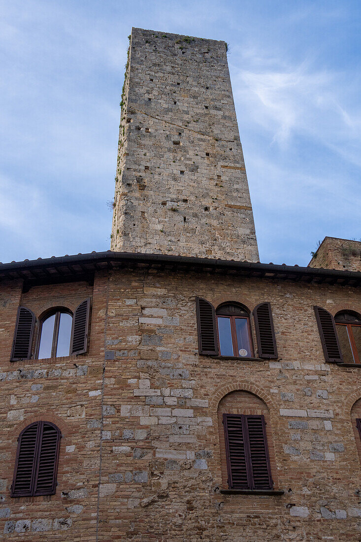 Einer der Salvucci-Türme auf der Piazza della Erbe in der mittelalterlichen Stadt San Gimignano, Italien.