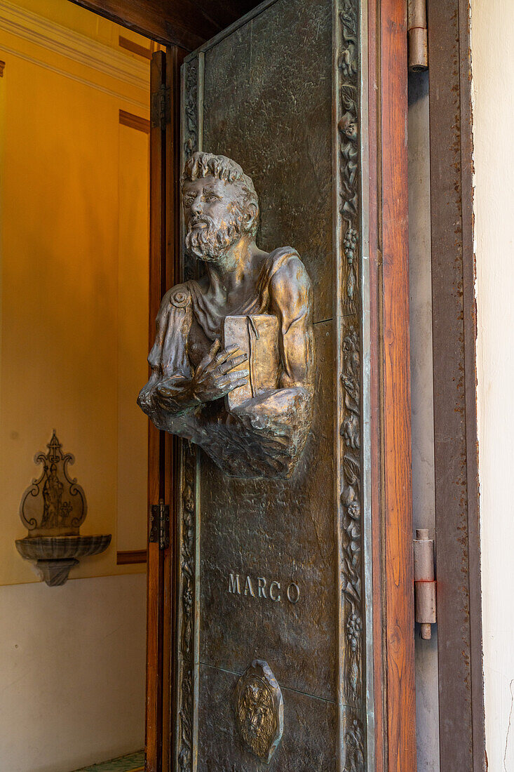 Ein Basrelief des Heiligen Markus an der Bronzetür der Kirche San Gennaro in Vettica Maggiore, Praiano, Italien.