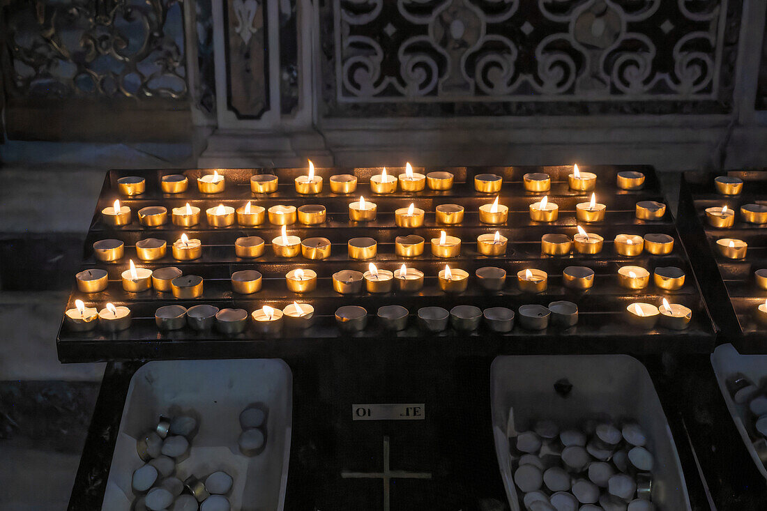 Votivkerzen an der Seite des Kirchenschiffs des Doms von Amalfi, der Kathedrale von St. Andreas, Amalfi, Italien.